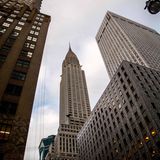 Sogar das berühmte Chrysler Building in New York hat Benko 2019 gemeinsam mit einem amerikanisch-deutschen Immobilienentwickler gekauft. Wegen starker Renovierungsbedürftigkeit soll das Objekt "nur" 150 Millionen Euro gekostet haben. Benko und Geschäftspartner Aby Rosen wollten das Gebäude eigentlich für viel Geld renovieren. Stattdessen überweisen sie seit geraumer Zeit offenbar keine Pacht mehr an die Universität Cooper Union, der das Grundstück gehört, auf dem der Wolkenkratzer steht. Daher droht die Zwangsräumung. Signa-Insolvenzverwalter Christof Stapf hatte bereits angekündigt, die Beteiligung verkaufen zu wollen, um Geld in die Kasse zu holen
