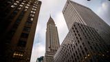 Sogar das berühmte Chrysler Building in New York hat Benko 2019 gemeinsam mit einem amerikanisch-deutschen Immobilienentwickler gekauft. Wegen starker Renovierungsbedürftigkeit soll das Objekt "nur" 150 Millionen Euro gekostet haben. Benko und Geschäftspartner Aby Rosen wollten das Gebäude eigentlich für viel Geld renovieren. Stattdessen überweisen sie seit geraumer Zeit offenbar keine Pacht mehr an die Universität Cooper Union, der das Grundstück gehört, auf dem der Wolkenkratzer steht. Daher droht die Zwangsräumung. Signa-Insolvenzverwalter Christof Stapf hatte bereits angekündigt, die Beteiligung verkaufen zu wollen, um Geld in die Kasse zu holen