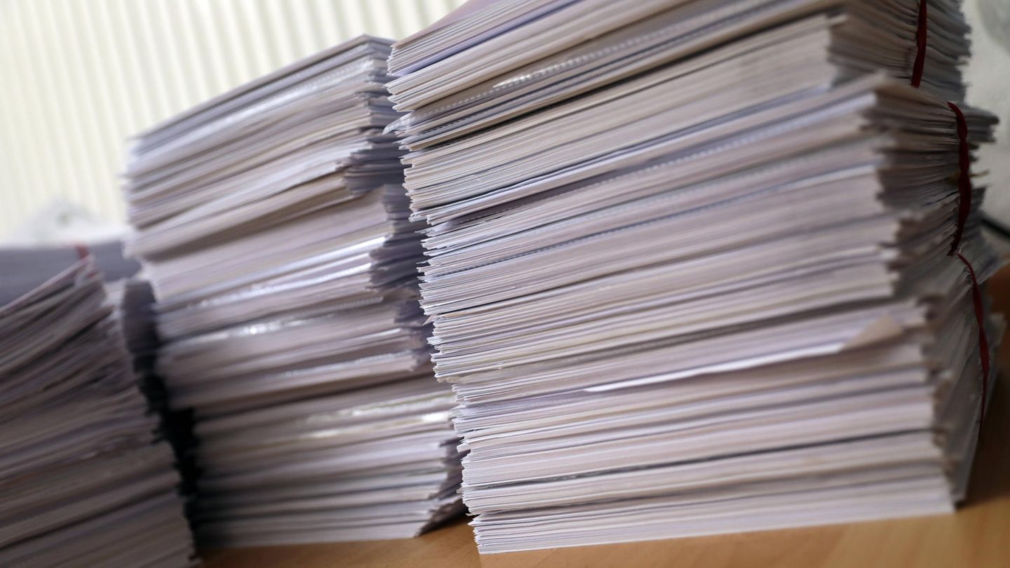 Bürokratieabbau: Aktenstapel in einem Büro.