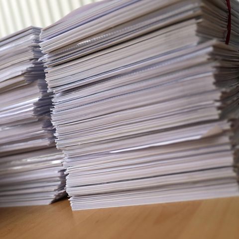 Bürokratieabbau: Aktenstapel in einem Büro.