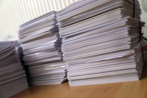 Bürokratieabbau: Aktenstapel in einem Büro.