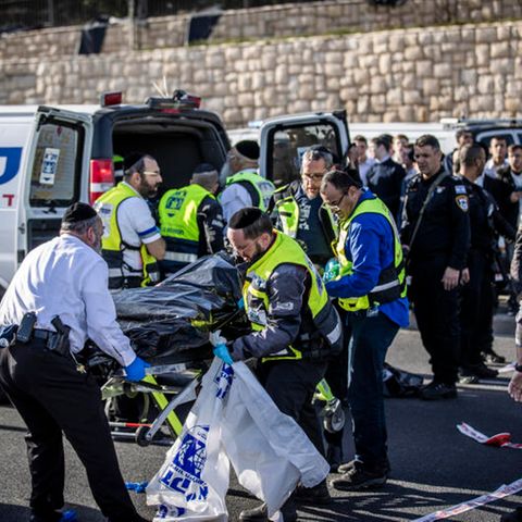 Jerusalem, Israel. Mitglieder der Internationalen Rettungseinheit ZAKA und israelische Polizeibeamte arbeiten am Tatort des Anschlags
