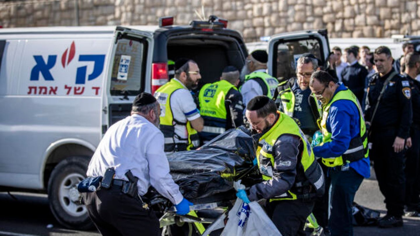 Jerusalem, Israel. Mitglieder der Internationalen Rettungseinheit ZAKA und israelische Polizeibeamte arbeiten am Tatort des Anschlags