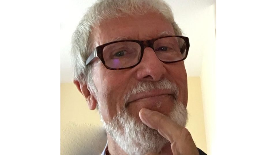 Dr. Jörg Müller wurde 1943 in Bernkastel-Kues an der Mosel geboren. Er ist Religionsprofessor, Psychotherapeut und Priester in der Gemeinschaft der Pallotinner in Freising. Neben seiner Tätigkeit als Geistlicher schreibt er Bücher und ist als Kabarettist auf den Bühnen des Landes unterwegs.