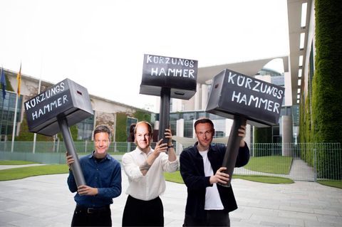 "Kürzungshammer" – Protest der Initiative "Fiscal Future" vor dem Kanzleramt im Juli.