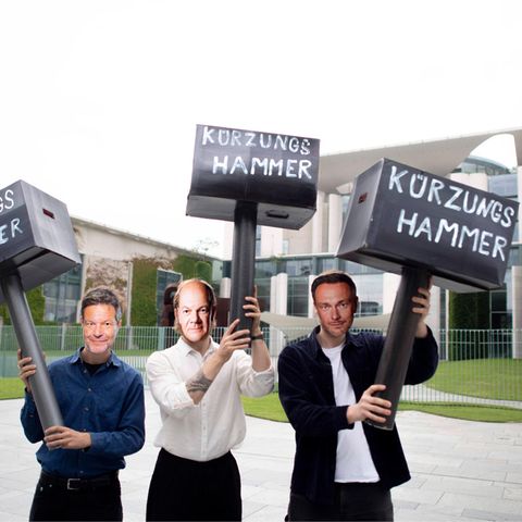 "Kürzungshammer" – Protest der Initiative "Fiscal Future" vor dem Kanzleramt im Juli.