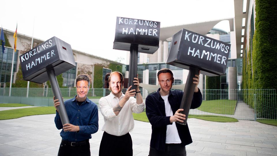 "Kürzungshammer" – Protest der Initiative "Fiscal Future" vor dem Kanzleramt im Juli.