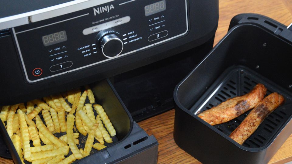 Ninja Foodi Dual Zone Heißluftfritteuse Test Pommes und Lachs in der Ninja Heißluftfritteuse