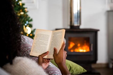 Frau liest Tribute von Panem Bücher.