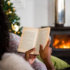Frau liest Tribute von Panem Bücher.