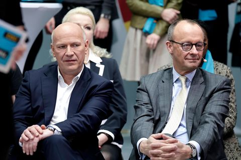 Kai Wegner und Friedrich Merz sitzen nebeneinander in einer CDU-Veranstaltung und wirken vertraut.
