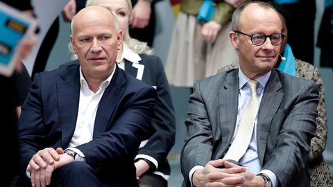 Kai Wegner und Friedrich Merz sitzen nebeneinander in einer CDU-Veranstaltung und wirken vertraut.