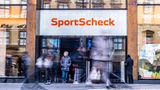 Zur Warenhaussparte von Signa gehörte auch Sportscheck. Eigentlich war der Verkauf der Kette mit bundesweit 34 Filialen an den britischen Modehändler Frasers im Oktober 2023 bereits beschlossen. Dann kam die Insolvenz der Signa Holding dazwischen. Da die Übernahme noch nicht vollzogen war, meldete Sportscheck kurz darauf ebenfalls Insolvenz an. Im März 2024 übernahm der italienische Sporthändler Cisalfa die Kette aus der Insolvenz. Einige Filialen mussten schließen, rund 300 Arbeitsplätze gingen verloren. Erhalten blieben immerhin 26 Geschäfte und rund 1000 Arbeitsplätze. Seit Juni 2024 ist Sportscheck eine Tochter der Kette Intersport Voswinkel, die ebenfalls von Cisalfa übernommen wurde