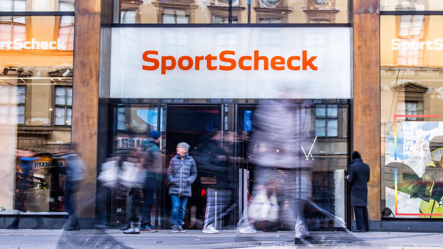 Sportscheck Zur Warenhaussparte von Signa gehörte auch Sportscheck. Eigentlich war der Verkauf der Kette mit bundesweit 34 Filialen an den britischen Modehändler Frasers im Oktober 2023 bereits beschlossen. Dann kam die Insolvenz der Signa Holding dazwischen. Da die Übernahme noch nicht vollzogen war, meldete Sportscheck kurz darauf ebenfalls Insolvenz an. Im März 2024 übernahm der italienische Sporthändler Cisalfa die Kette aus der Insolvenz. Einige Filialen mussten schließen, rund 300 Arbeitsplätze gingen verloren. Erhalten blieben immerhin 26 Geschäfte und rund 1000 Arbeitsplätze. Seit Juni 2024 ist Sportscheck eine Tochter der Kette Intersport Voswinkel, die ebenfalls von Cisalfa übernommen wurde