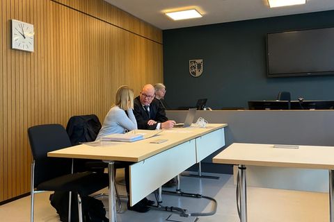 Doktor W. mit ihrem Anwalt vor dem Amtsgericht Lübeck. Die Ärztin soll ihrem Vater geholfen haben, Impfpässe zu fälschen. 