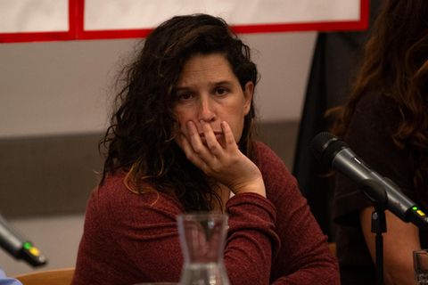 Eine Frau vergräbt traurig und verzweifelt den Kopf in ihren Händen