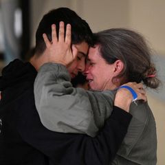 Eine Frau umarmt in Tränen ihren Sohn