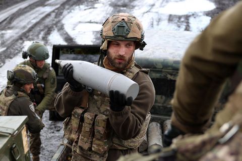 Inzwischen leidet die Ukraine an einem Mangel von Artilleriegranaten.