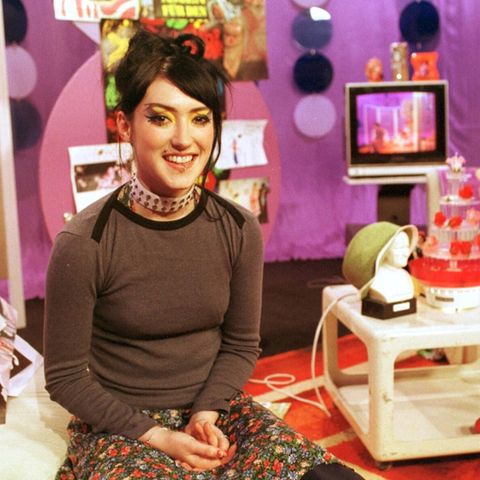 Moderatorin Charlotte Roche im braunen Pullover im bunten Viva-Studio