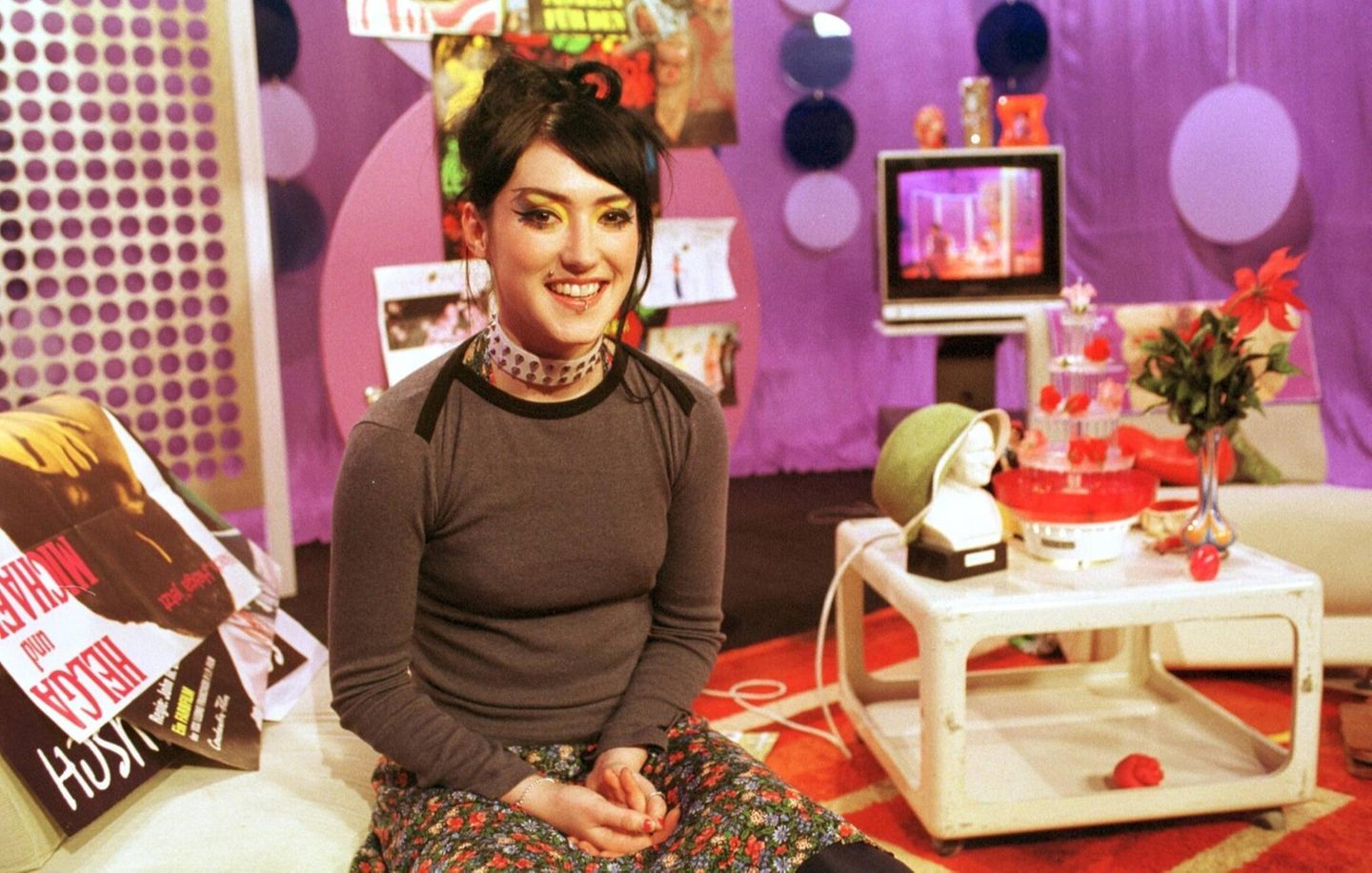 Moderatorin Charlotte Roche im braunen Pullover im bunten Viva-Studio