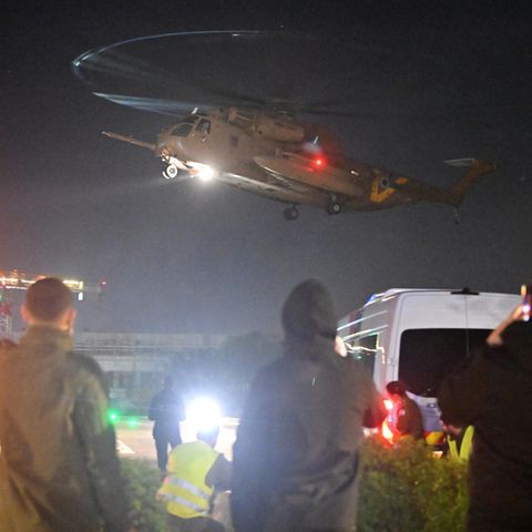 Ein Hubschrauber mit Geiseln startet in Israel