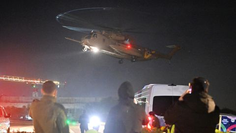 Ein Hubschrauber mit Geiseln startet in Israel