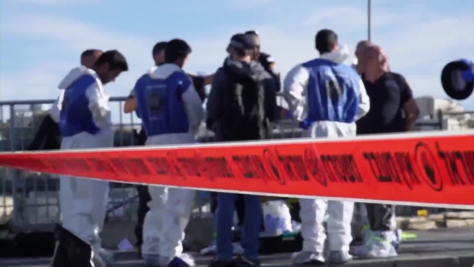 Video: Jerusalem: Soldaten sollen bei Hamas-Anschlag irrtümlich einen Zivilisten erschossen haben Video: Jerusalem: Soldaten sollen bei Hamas-Anschlag irrtümlich einen Zivilisten erschossen haben