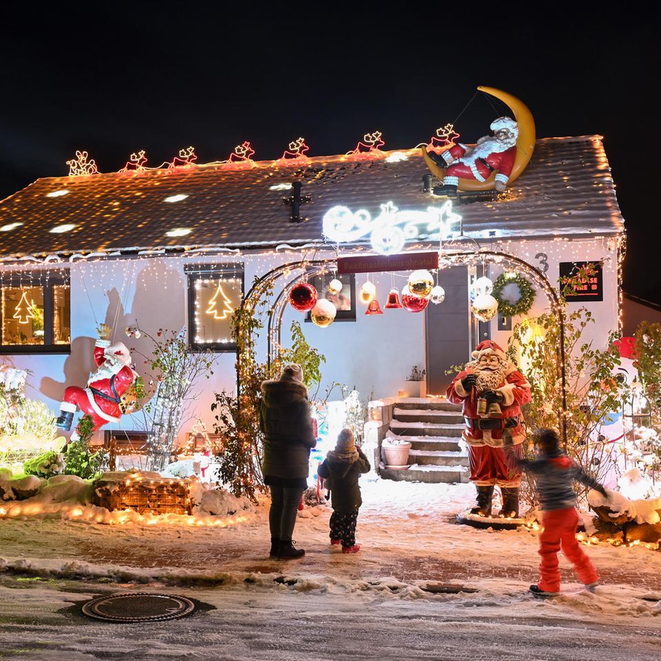 Ahnatal, Deutschland. Es ist der erste Dezember, das erste Türchen am Adventskalender darf geöffnet werden und die Weihnachtszeit ist damit endlich offiziell eröffnet – obwohl die Weihnachtsmärkte schon im November gestartet sind. Manch einer lässt es jetzt so richtig krachen. So wie die Leute, die in diesem weihnachtlichen Haus wohnen. Mehr als 100.000 LED-Lichter haben deren Besitzer in diesem Jahr installiert.