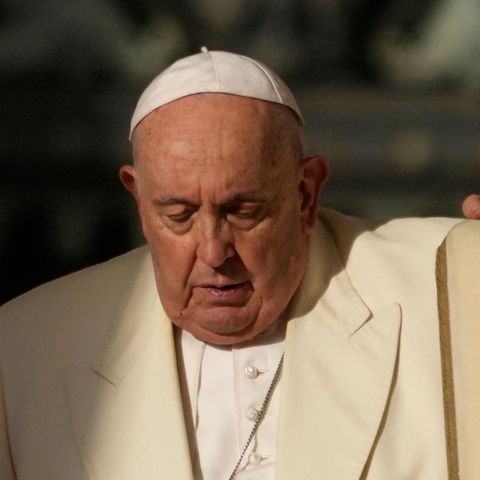 Papst Franziskus wirkt müde