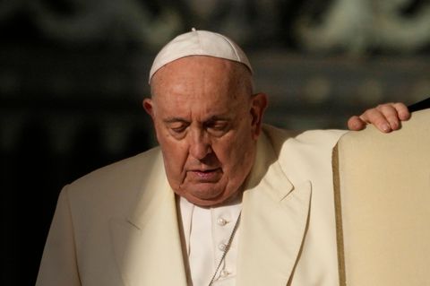 Papst Franziskus wirkt müde