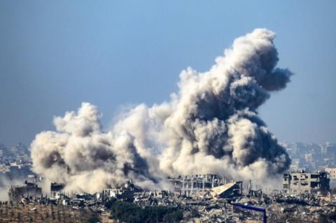 auch, der von Gebäuden aufsteigt, die von israelischen Angriffen getroffen wurden