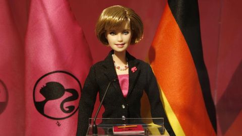 Die Angela-Merkel-Barbie wurde 2009 mit Merkels Einverständnis hergestellt – als Unikat, das nur für die Kanzlerin bestimmt ist. "Es ist nicht unsere Intention, damit Geld zu verdienen, sondern eine reine Anerkennung, dass sie als Frau so Wundervolles erreicht hat", sagte Mattel-Sprecherin Stephanie Wegener damals.