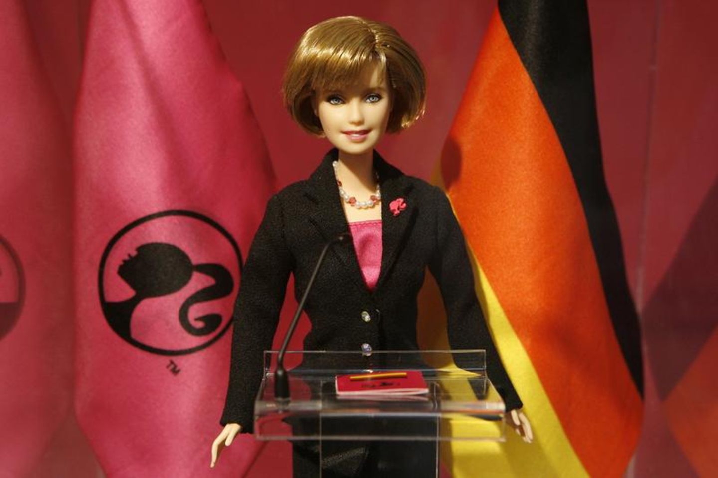 Die Angela-Merkel-Barbie wurde 2009 mit Merkels Einverständnis hergestellt – als Unikat, das nur für die Kanzlerin bestimmt ist. "Es ist nicht unsere Intention, damit Geld zu verdienen, sondern eine reine Anerkennung, dass sie als Frau so Wundervolles erreicht hat", sagte Mattel-Sprecherin Stephanie Wegener damals.