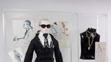 Die Karl Lagerfeld-Barbie mit Sonnenbrille und Schmuck