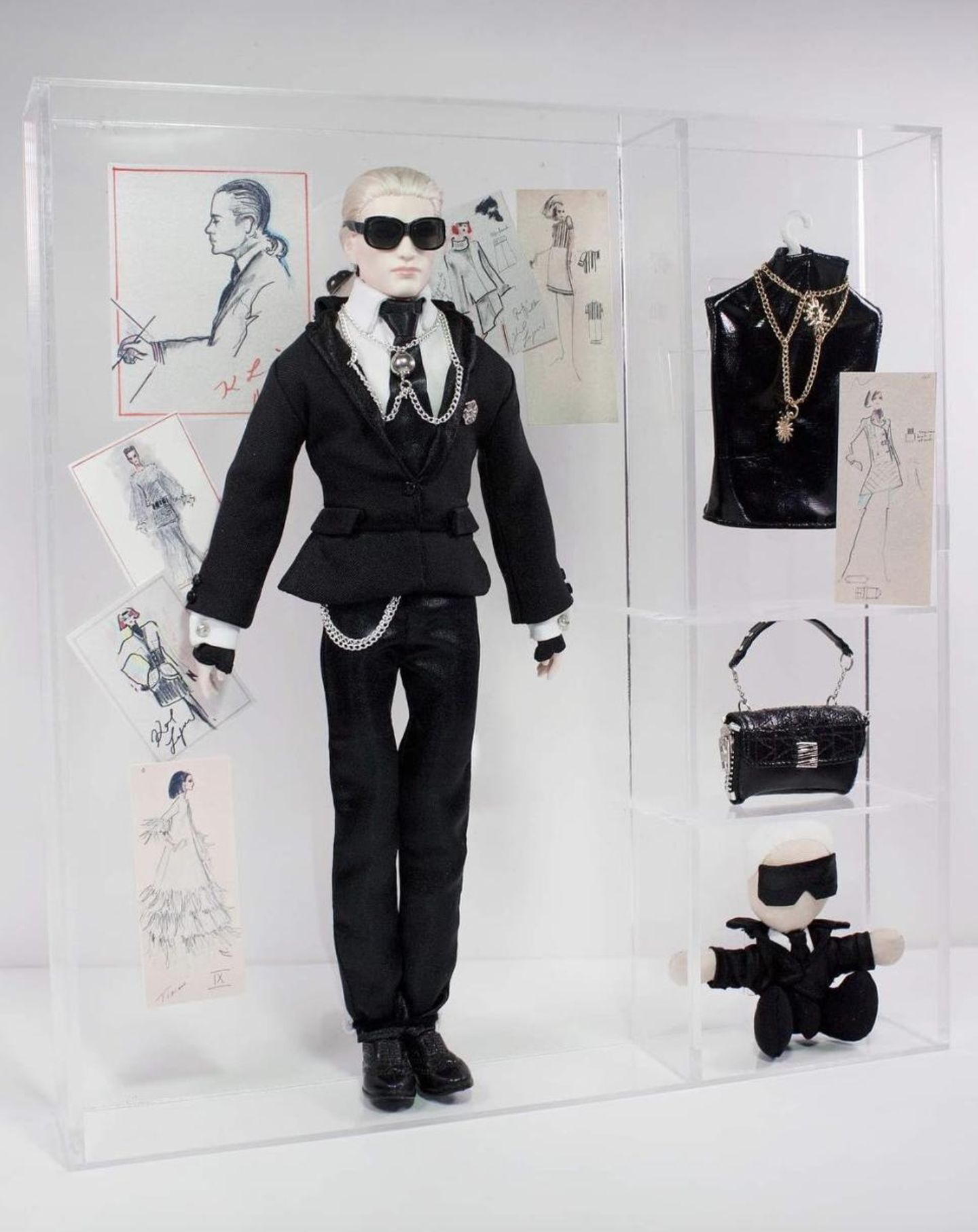 Die Karl Lagerfeld-Barbie mit Sonnenbrille und Schmuck