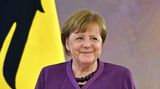 Bundeskanzlerin Angela Merkel im lilafarbenen Blazer