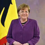 Bundeskanzlerin Angela Merkel im lilafarbenen Blazer