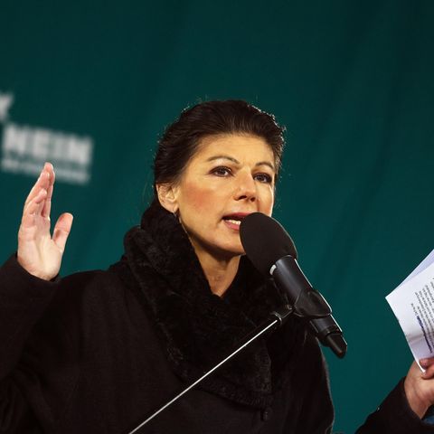 Sahra Wagenknecht spricht in ein Mikrofon
