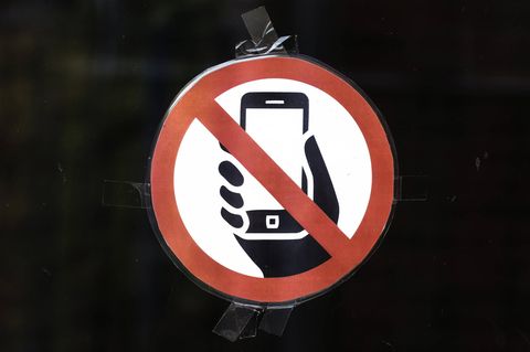 Neuseeland: Schild mit einem durchgestrichenen Smartphone