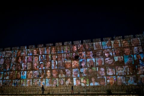 Fotos der von der Hamas aus Israel entführten Menschen werden in der Altstadt von Jerusalem auf eine Mauer projiziert