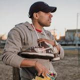 Schon als Junge träumte Chris Robinson davon, stets die neuesten Sneaker zu besitzen. "Wir hatten nicht viel Geld und ich bekam für jedes Schuljahr nur ein neues Paar. Ich erinnere mich daran, dass manchen Kindern in der Schule zu jedem Sportwettbewerb oder Ereignis neue Turnschuhe gekauft wurden", sagte er 2021 in einem Interview. Von seinem ersten Geld kaufte er sich später seltene Modelle und startete so seine Sammlung, die mehrere Hundert Stück umfasst. Inzwischen betreibt Robinson einen Laden in New Jersey, in dem er Skateboards und Turnschuhe verkauft.