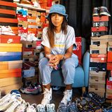 Lalla Boudmagh dürfte eine der coolsten Lehrerinnen Frankreichs sein. Die Pariserin unterrichtet Englisch an einem Gymnasium – und sammelt seit 30 Jahren Sneaker. In der Szene ist sie unter dem Namen Superllalla bekannt. Ihre Leidenschaft gilt vor allem Nike Sneakern, insbesondere Air Max Modellen. Ihr erster Schuh war 1991 der Nike Air Max Big Window – seitdem hat die Sammelleidenschaft sie nicht mehr losgelassen.