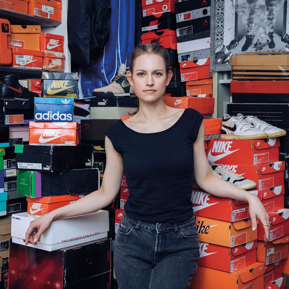 Die Berlinerin Julia Schoirer gehört zu den bekanntesten Sneaker-Sammlerinnen Deutschlands. Die 42-Jährige nennt sich selbst Sneakerqueen, seit 2007 betreibt sie einen gleichnamigen Blog. Ausreichend Platz für ihre riesige Sammlung zu finden, ist ihr größtes Problem. Sie bewahrt ihre Schuhe in verschiedenen Lagern und in ihrer Wohnung auf – eine Herausforderung. "Mein Appartement gleicht einem Tetris-Spiel", sagt Schoirer. Freunde bekommen kaum Zutritt zu ihrer Wohnung. "Ich glaube, sie wären ziemlich schockiert. Ich weiß nicht, wann ich das letzte Mal jemanden zum Abendessen eingeladen habe, weil ich keinen Tisch besitze, um mich hinzusetzen und zu essen. Wenn ich ins Bett gehe, bete ich nicht für bessere Gesundheit, sondern dafür, dass ich nicht unter einem zusammenbrechenden Schuhregal begraben werde, das neben meinem Bett steht."