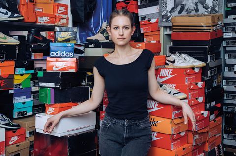Julia Schoirer gehört zu den bekanntesten Sneaker-Sammlerinnen Deutschlands. Die Berlinerin nennt sich selbst Sneakerqueen, seit 2007 betreibt sie einen gleichnamigen Blog. Ausreichend Platz für ihre riesige Sammlung zu finden, ist ihr größtes Problem. Sie bewahrt ihre Schuhe in verschiedenen Lagern und in ihrer Wohnung auf – eine Herausforderung. „Mein Appartement gleicht einem Tetris-Spiel“, sagt Schoirer. Freunde bekommen kaum Zutritt zu ihrer Wohnung. „Ich glaube, sie wären ziemlich schockiert. Ich weiß nicht, wann ich das letzte Mal jemanden zum Abendessen eingeladen habe, weil ich keinen Tisch besitze, um mich hinzusetzen und zu essen. Wenn ich ins Bett gehe, bete ich nicht für bessere Gesundheit, sondern dafür, dass ich nicht unter einem zusammenbrechenden Schuhregal begraben werde, das neben meinem Bett steht.“