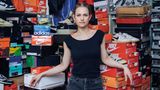 Die Berlinerin Julia Schoirer gehört zu den bekanntesten Sneaker-Sammlerinnen Deutschlands. Die 42-Jährige nennt sich selbst Sneakerqueen, seit 2007 betreibt sie einen gleichnamigen Blog. Ausreichend Platz für ihre riesige Sammlung zu finden, ist ihr größtes Problem. Sie bewahrt ihre Schuhe in verschiedenen Lagern und in ihrer Wohnung auf – eine Herausforderung. "Mein Appartement gleicht einem Tetris-Spiel", sagt Schoirer. Freunde bekommen kaum Zutritt zu ihrer Wohnung. "Ich glaube, sie wären ziemlich schockiert. Ich weiß nicht, wann ich das letzte Mal jemanden zum Abendessen eingeladen habe, weil ich keinen Tisch besitze, um mich hinzusetzen und zu essen. Wenn ich ins Bett gehe, bete ich nicht für bessere Gesundheit, sondern dafür, dass ich nicht unter einem zusammenbrechenden Schuhregal begraben werde, das neben meinem Bett steht."