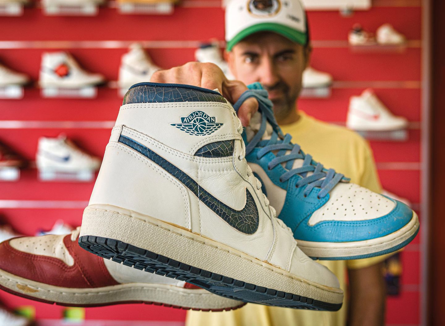 Bildband: Der Spanier Luis Miguel Lozana entdeckte in den Achtzigern seine Leidenschaft für Nike Sneaker durch Serien wie "Das A-Team" oder "V – Die außerirdischen Besucher kommen". Sein erstes Paar waren Air Jordans in Metallic Blue. Die Vorliebe für Nike Modelle hält bis heute an. Ende der Neunziger begann Lozana damit, alle Schuhe, die er als Teeanger besaß, nachzukaufen. "Mehr als 20 Jahre später mache ich das immer noch und der Spaß daran ist nie verloren gegangen." Lozana versucht stets, die Originalmodelle zu erlangen und schaut dafür auf der ganzen Welt nach Sneakern. Der Spanier Luis Miguel Lozana entdeckte in den Achtzigern seine Leidenschaft für Nike Sneaker durch Serien wie "Das A-Team" oder "V – Die außerirdischen Besucher kommen". Sein erstes Paar waren Air Jordans in Metallic Blue. Die Vorliebe für Nike Modelle hält bis heute an. Ende der Neunziger begann Lozana damit, alle Schuhe, die er als Teeanger besaß, nachzukaufen. "Mehr als 20 Jahre später mache ich das immer noch und der Spaß daran ist nie verloren gegangen." Lozana versucht stets, die Originalmodelle zu erlangen und schaut dafür auf der ganzen Welt nach Sneakern.