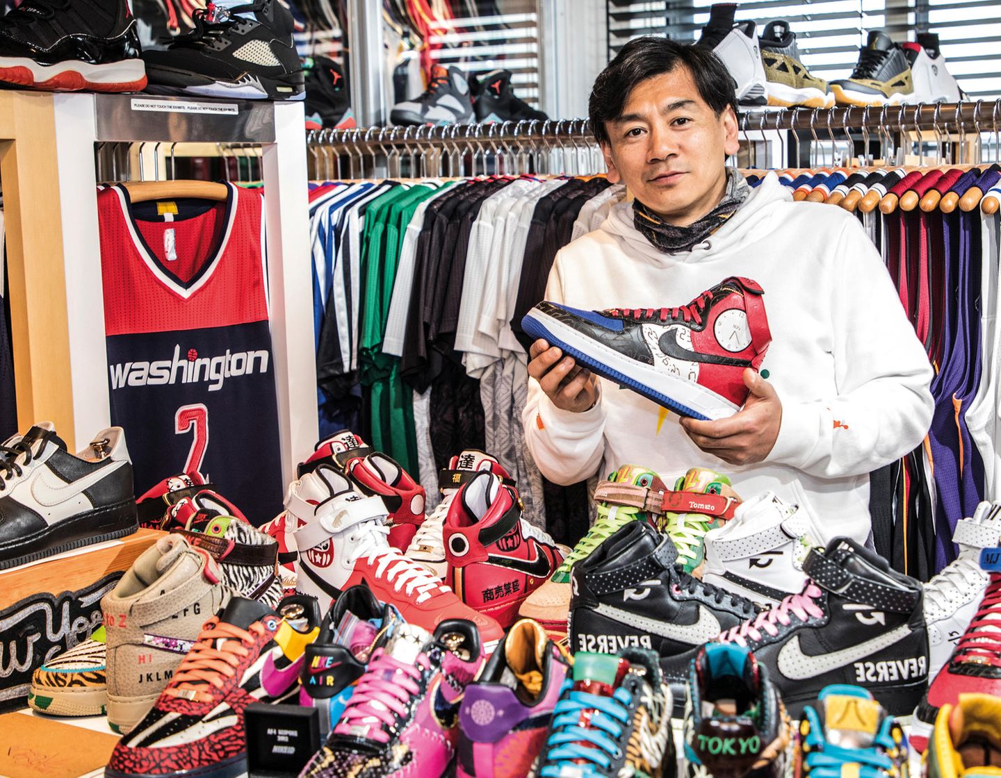 Das Sammeln von Sneaker-Raritäten ist ein weltweiter Hype, der immer mehr Anhänger findet. Zu den Aficionados der ersten Stunde gehört der Japaner Tadahiro Hakamata. Er hat im Laufe der Jahre über 100 personalisierte Nike-Modelle entworfen. Zudem betreibt Hakamata in Tokio ein Museum namens "Layupshot", in dem er rund 1500 Trikots präsentiert, die von NBA-Spielern getragen wurden. Darunter auch Trikots von Legenden wie Michael Jordan oder Kobe Bryant.