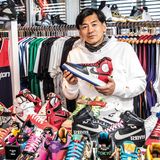 Das Sammeln von Sneaker-Raritäten ist ein weltweiter Hype, der immer mehr Anhänger findet. Zu den Aficionados der ersten Stunde gehört der Japaner Tadahiro Hakamata. Er hat im Laufe der Jahre über 100 personalisierte Nike-Modelle entworfen. Zudem betreibt Hakamata in Tokio ein Museum namens "Layupshot", in dem er rund 1500 Trikots präsentiert, die von NBA-Spielern getragen wurden. Darunter auch Trikots von Legenden wie Michael Jordan oder Kobe Bryant.