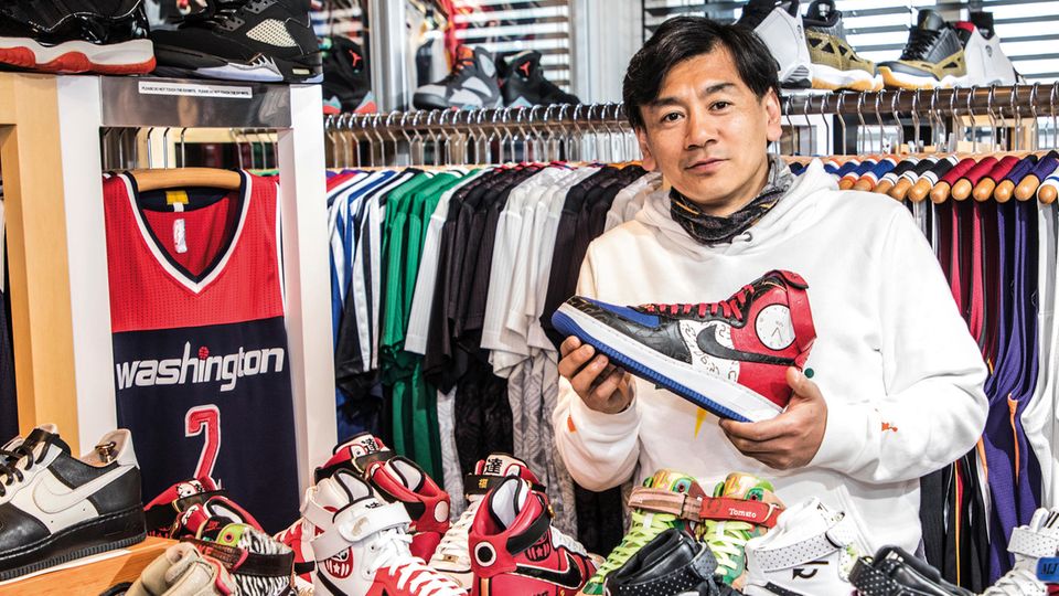 Das Sammeln von Sneaker-Raritäten ist ein weltweiter Hype, der immer mehr Anhänger findet. Zu den Aficionados der ersten Stunde gehört der Japaner Tadahiro Hakamata. Er hat im Laufe der Jahre über 100 personalisierte Nike-Modelle entworfen. Zudem betreibt Hakamata in Tokio ein Museum namens "Layupshot", in dem er rund 1500 Trikots präsentiert, die von NBA-Spielern getragen wurden. Darunter auch Trikots von Legenden wie Michael Jordan oder Kobe Bryant.