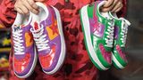 Patrick Pan aus Shanghai hat sich auf das Sammeln der Marke A Bathing Ape – kurz BAPE – spezialisiert. 1993 in Tokio gegründet, wurde das Label zu einem wichtigen Bestandteil der japanischen Streetwear-Kultur. Inzwischen gibt es einen weltweiten Hype um die Produkte. Sammler Pan sagt, sein Haus gleiche einem Schrein. "Wenn ich nach Hause komme und meine Sammlung schön geordnet in den Schränken sehe, dann macht mich das glücklich." Vor zehn Jahren kaufte er sein erstes T-Shirt im typischen Tarnmuster – seitdem sammelt er alles, was er von der Marke in die Finger kriegt. "Ich habe überhaupt keine Ahnung, wie viel Geld ich bisher ausgegeben habe. Ich versuche, nicht darüber nachzudenken", sagt Pan.